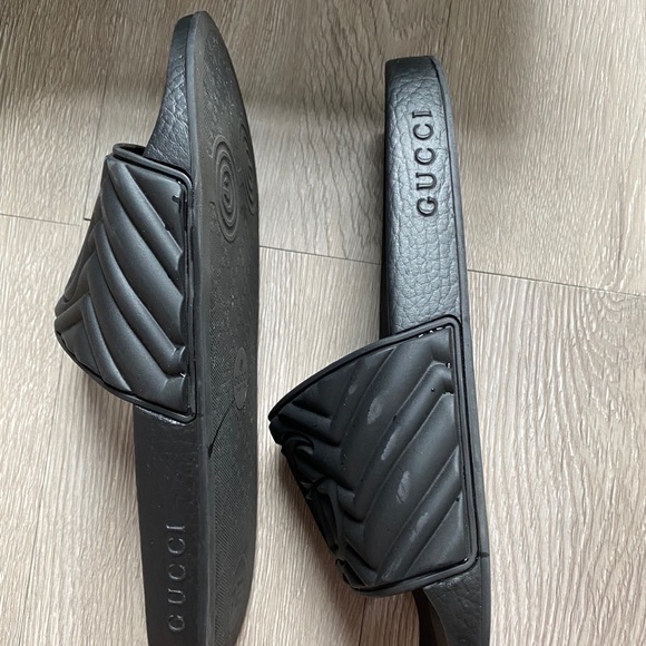 Gucci Matelassé Rubber Slides - Picture 4 of 6